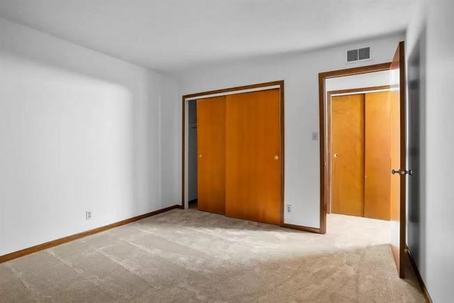 Building Photo - RENT REDUCED - 2 Bedroom (with bonus craft room/ office) Condominium in Coralville.