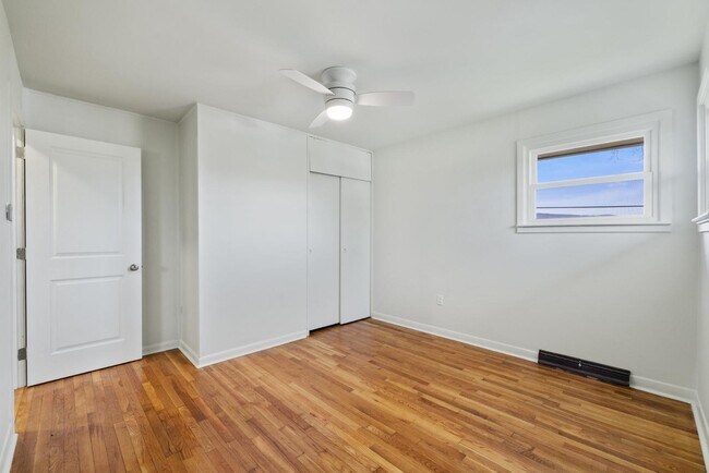 Building Photo - 389 Thompson St