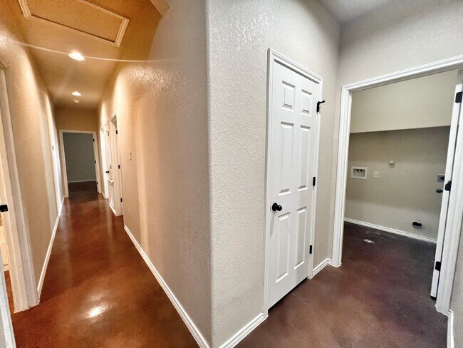 Building Photo - Spacious 3BR/2BA Duplex with Private Yard ...