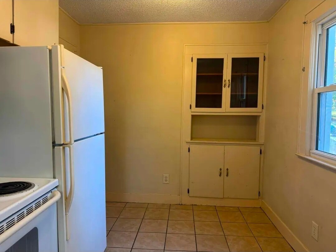 Building Photo - 305 Smith St