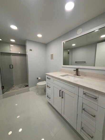 Building Photo - 4725 SW 62nd Ave
