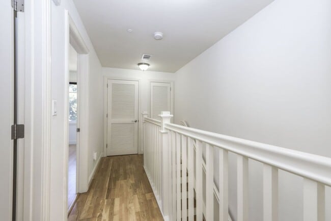 Building Photo - Open and Bright 2 bed/ 1.5 bath town-home ...
