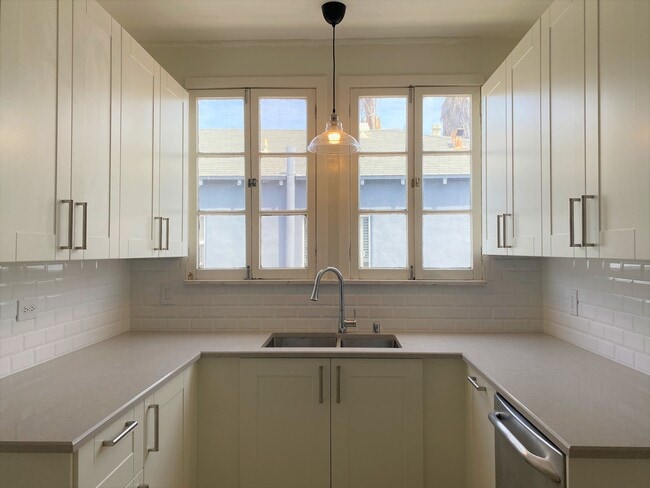 Building Photo - 451 N Sierra Bonita Ave
