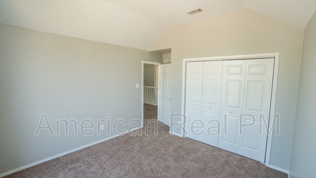 Building Photo - 728 Robin Meadow Dr