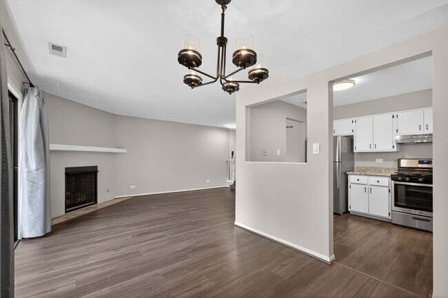 Building Photo - 1700 Lakecliffe Dr