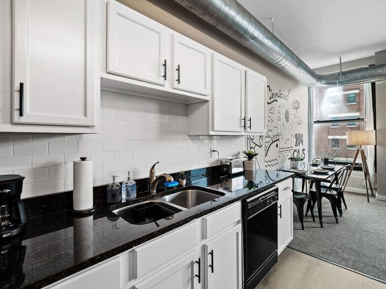 Building Photo - 1211 W 9th St