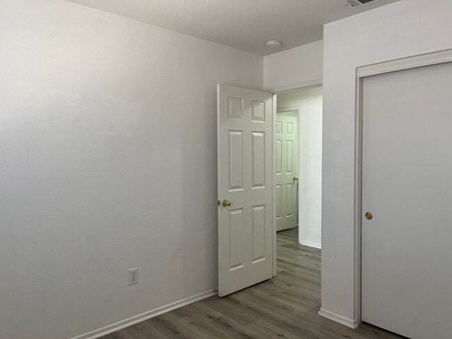 Building Photo - 3 bedroom 2 bathroom Home available in Vic...