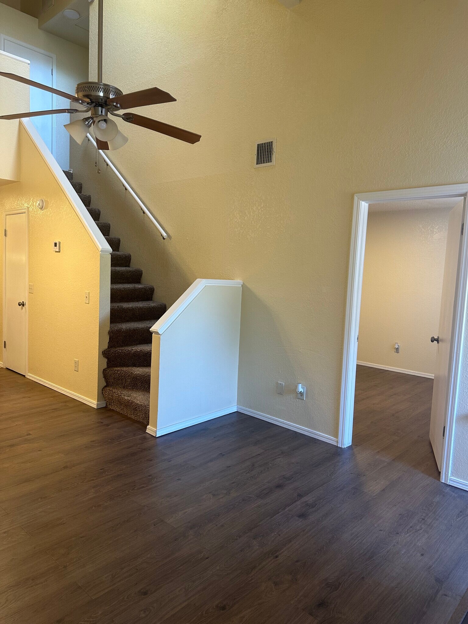 Building Photo - 9810 Walnut Ln