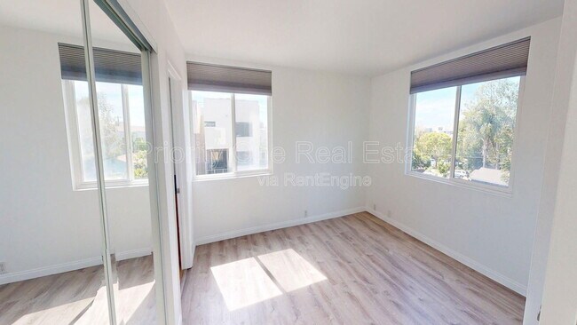 Building Photo - 4070 Riviera Dr