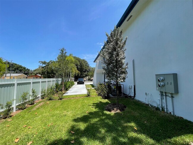 Building Photo - 4736 NW 15th Ct