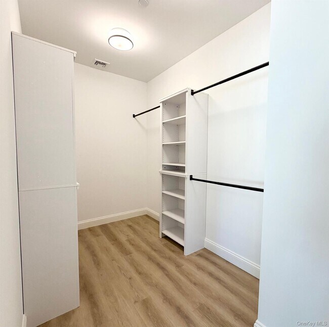 Building Photo - 905 Oakridge Cmns