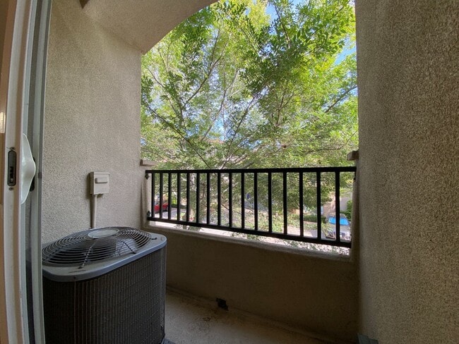 Building Photo - 3bedroom 3 bath home in the Solaire Commun...