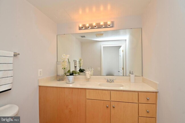 Building Photo - 616 E Street NW Unit 449