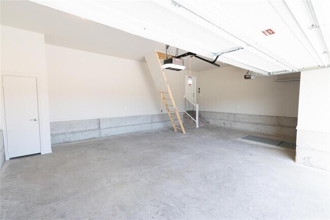 Building Photo - 8833 Stark St