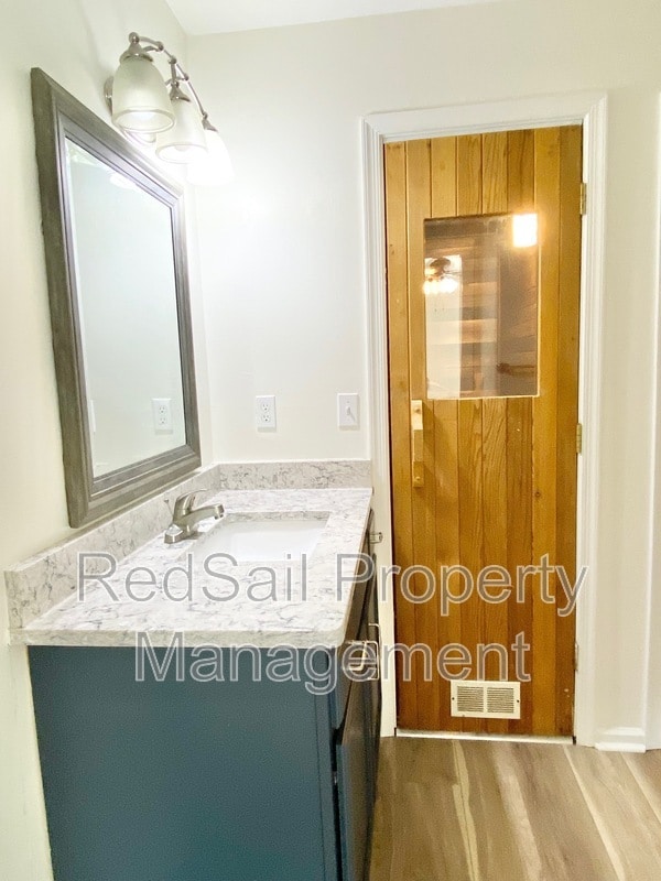 Building Photo - 839 Little Bay Ave