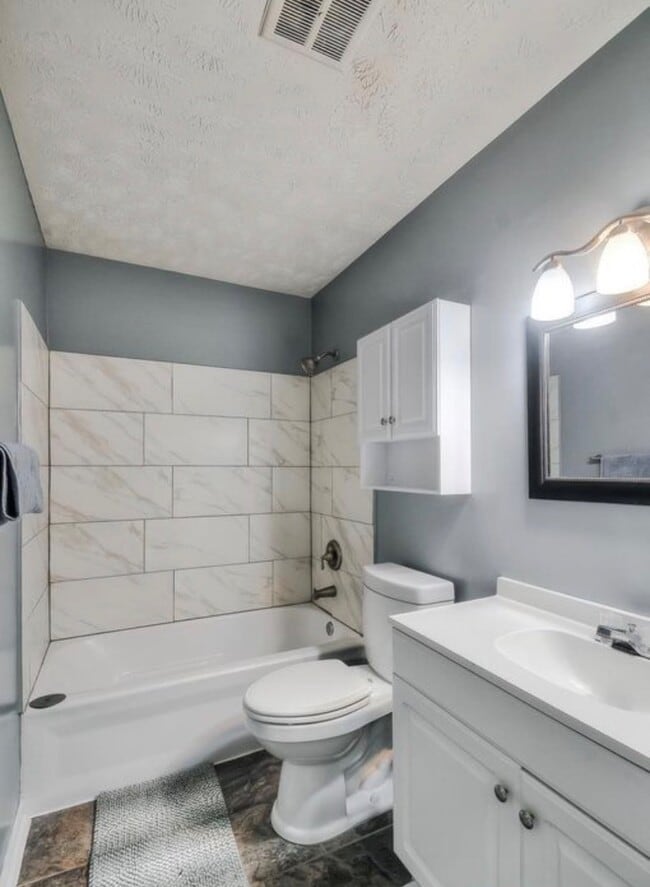 Building Photo - 11226 Roxbury Dr