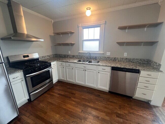 Building Photo - Downtown Home - with Appliances (including Dishwasher)
