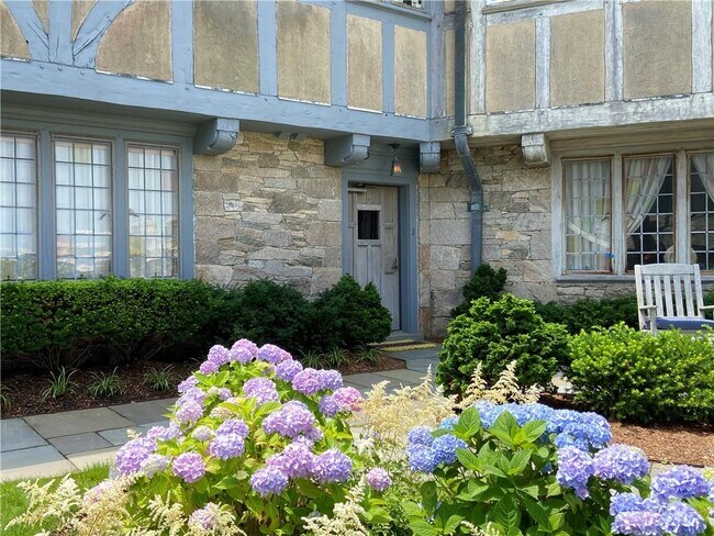 Building Photo - 61 Ledge Rd