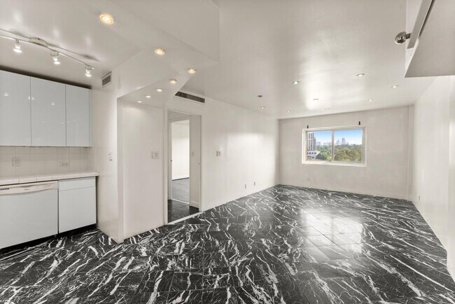 Building Photo - 2285 Peachtree Rd NE