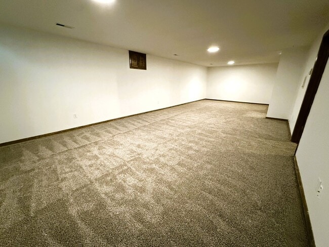 Building Photo - 4 bedroom home with 2 Garages, Finished Basement & Fenced Yard