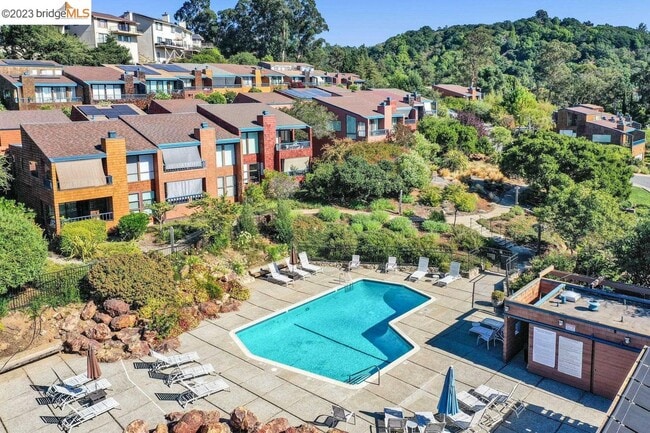 Building Photo - Rarely available Redwood Heights townhome with sweeping views of Oakland and San Francisco.