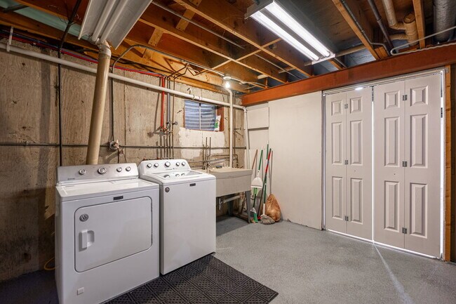Building Photo - 1000 E Callero Cir