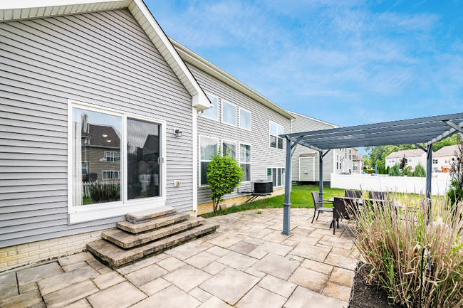 Building Photo - 6138 Longwood Dr