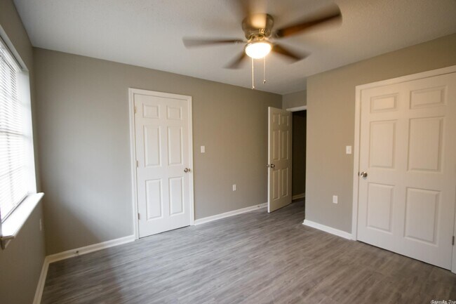 Building Photo - 1800 Labette Manor Dr