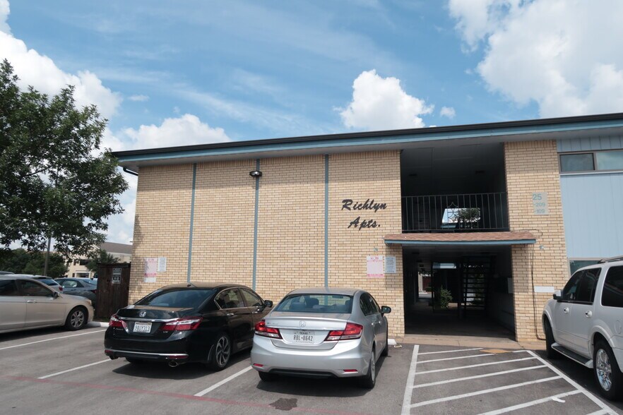 Building Photo - 425 S Oak St