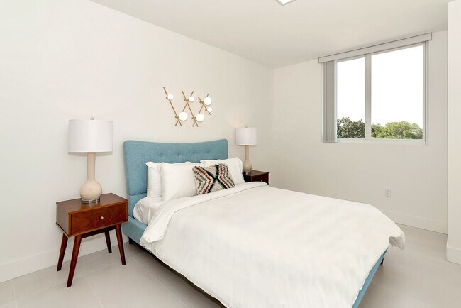 Building Photo - 1710 SW 27th Ave