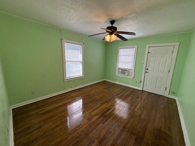 Building Photo - 2-BEDROOM DUPLEX IN MAHNCKE PARK