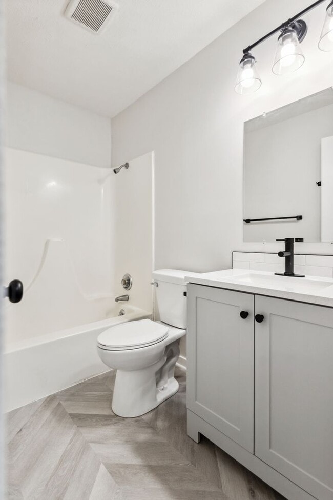 Building Photo - Fully Remodeled South Lincoln 4 Bedroom