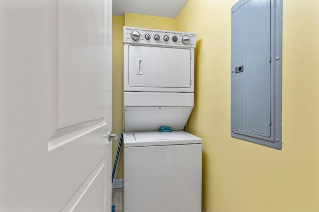 Building Photo - 1410 Hurley Dr