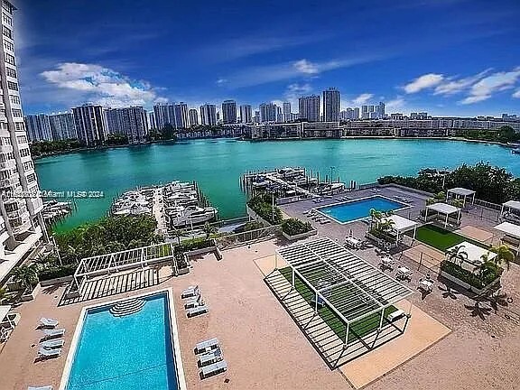 North and South pool - 18081 Biscayne Blvd