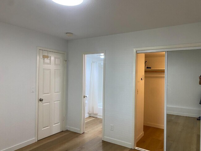 Building Photo - 81 Camelot Ct