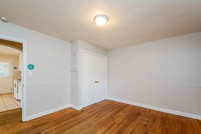 Building Photo - 110 E Crestview Dr