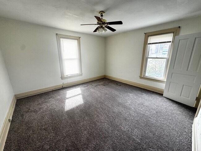 Building Photo - Welcome Home to 1101 Fredonia!