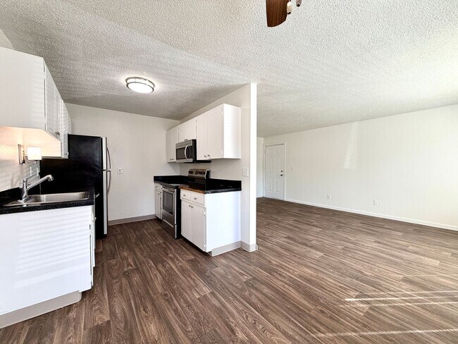 Building Photo - **$750 DEPOSIT + FREE FIRST MONTH'S RENT** Spacious Main Floor Unit~ Great Natural Light~ Updated...