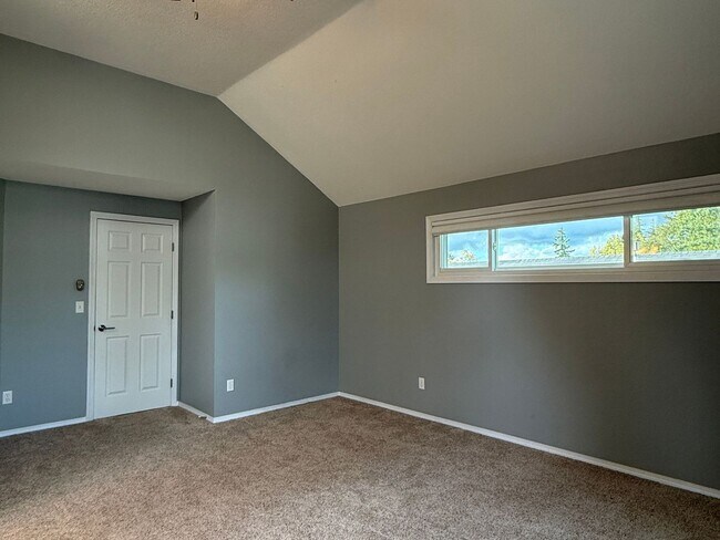 Building Photo - Bright & Spacious 3-Bedroom Home – Ideal f...