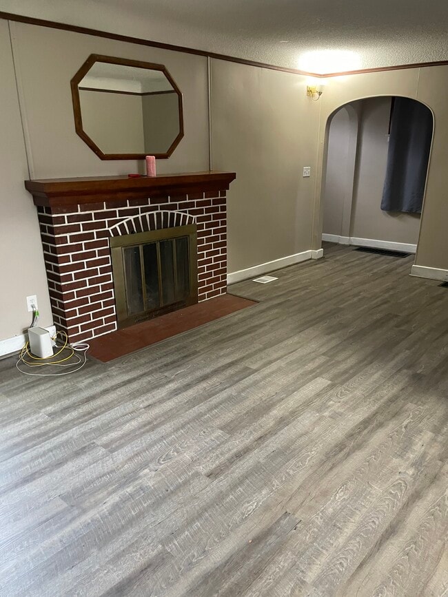 Building Photo - 592 E Montcalm St