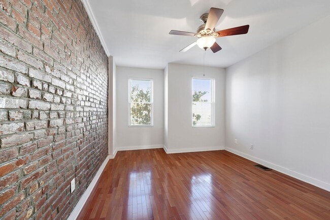 Building Photo - 2 Bedroom 1 Bathroom Townhouse // H-Street...