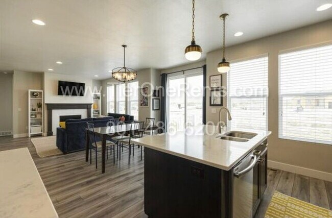 Building Photo - NO DEPOSIT option available for qualified ...