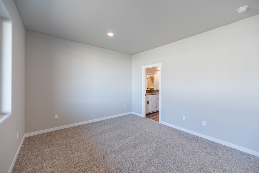 Master bedroom - 4075 Quinn Dr NE