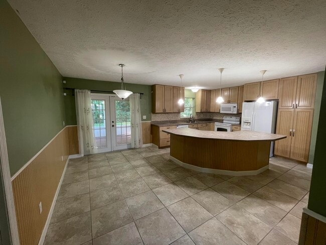 Building Photo - 2616 Newport Dr