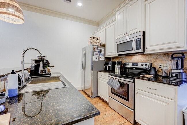 Building Photo - 3105 Fairdale Oaks E