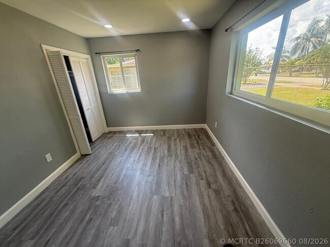 Building Photo - 630 E Dayton Cir