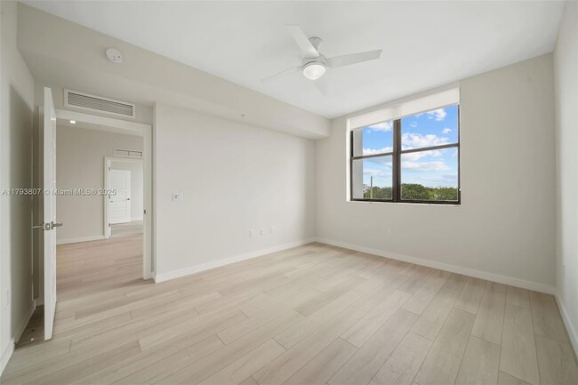 Building Photo - 555 NE 8th St