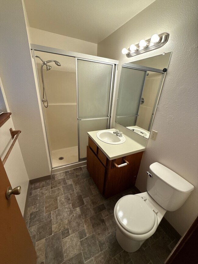 Building Photo - NE 3 Bdrm House, 2 Bath, New Carpet & Pain...