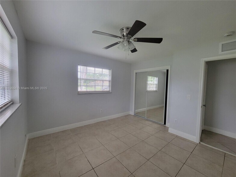 Building Photo - 1814 Oakmount Dr