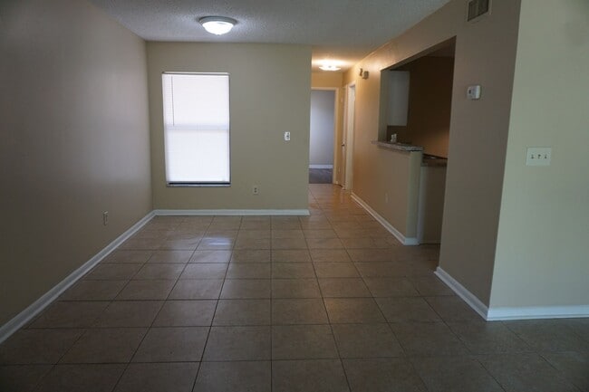 Building Photo - 2 bedroom townhome on Westside Near NAS